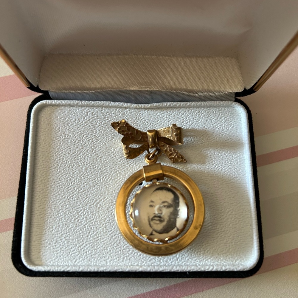 Martin Luther King Jr., brooch with Bow Accent